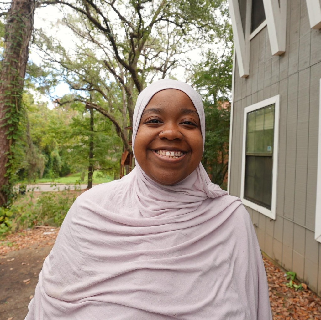 COO of Grace & Glam, Clarissa's granddaughter